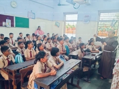 Welcoming students of class 5 to Secondary Section — photo 3